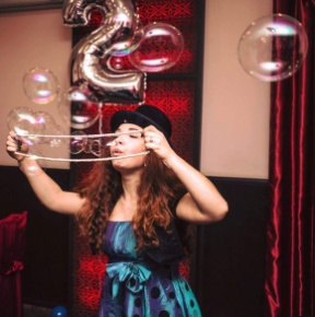 Wella Bubbleshow - Профессиональный артист оригинального жанра Чудо-Шоу мыльных пузырей. Всегда готова к сотрудничеству