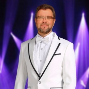 Владимир Плескач - Профессионально занимаюсь музыкой и организацией 
праздничных мероприятий с 1980 года.2012 год окон