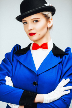 Mary Poppins  - настоящая английская Леди и ведущая всей программы. 
